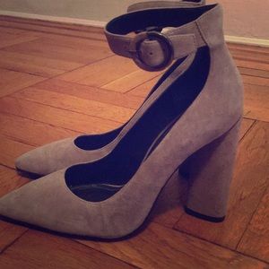 Kendall and Kylie closed toed pumps